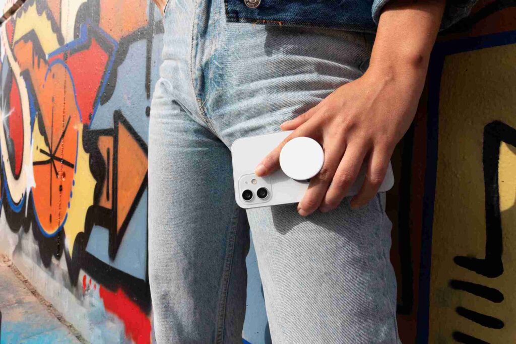 How Distributors Can Profit from Personalized Phone Case Vending Machines