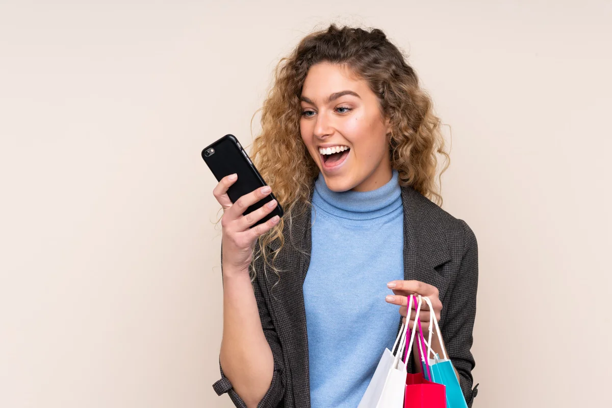 phone case vending machine for shopping centre