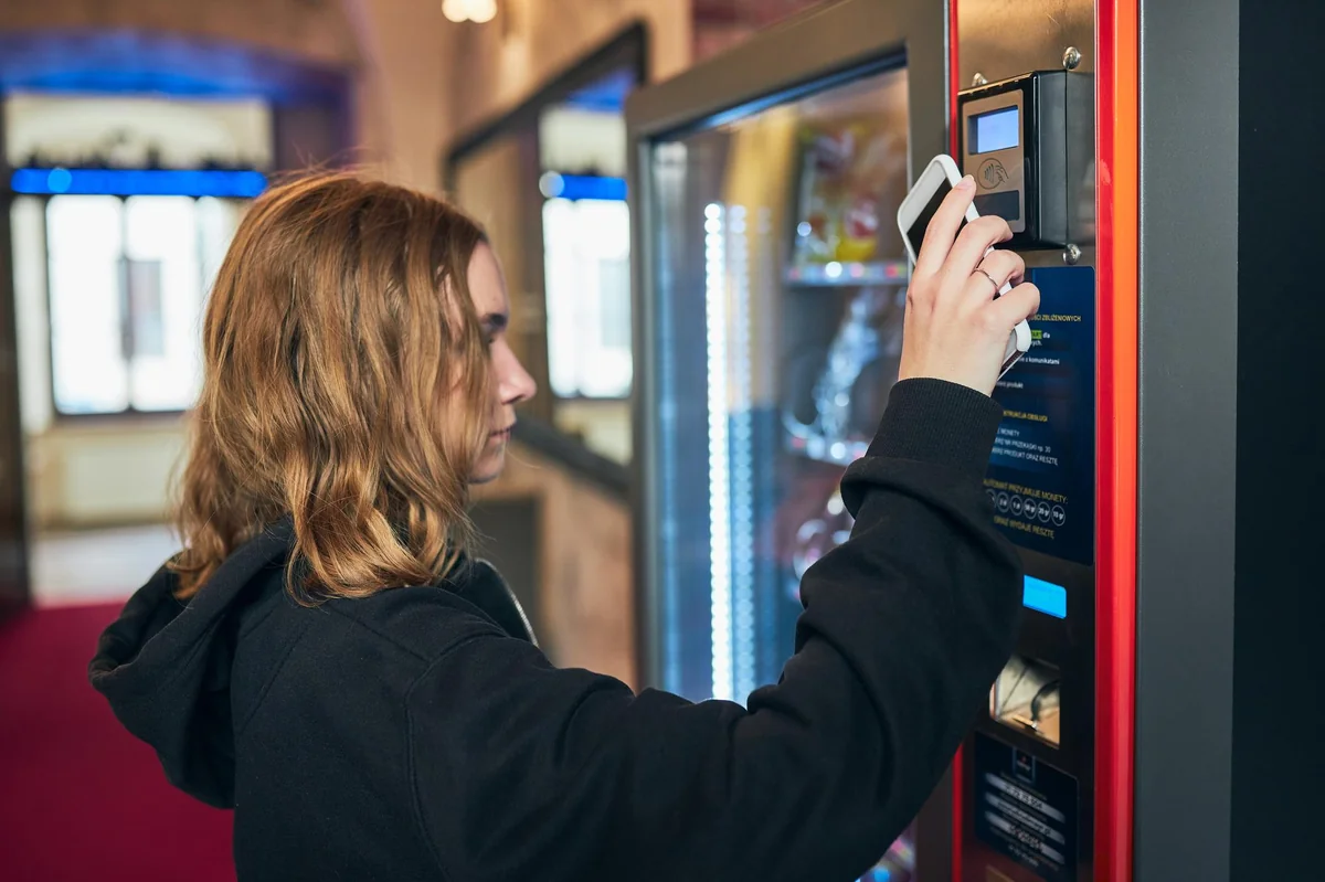 smart phone case vending machine